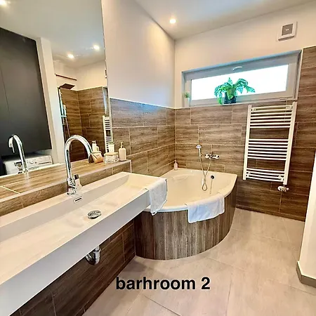 Local-lux Garden Residence-12guests-140m2-free Parking Apartment Kecskemet