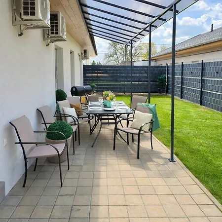 Local-lux Garden Residence-12guests-140m2-free Parking Apartment Kecskemet