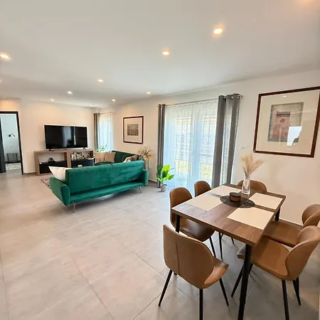 Local-lux Garden Residence-12guests-140m2-free Parking Apartment Kecskemet