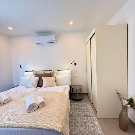 Local-lux Garden Residence-12guests-140m2-free Parking Apartment