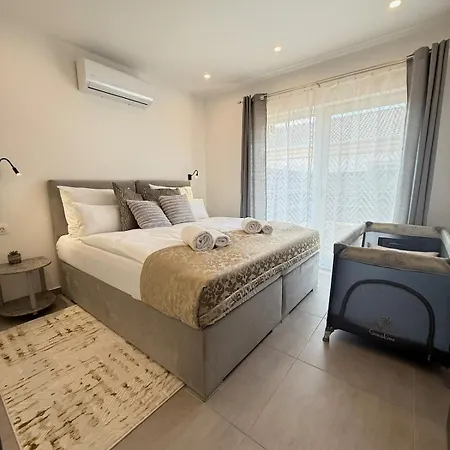 Local-lux Garden Residence-12guests-140m2-free Parking Apartment Kecskemet