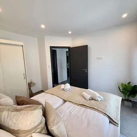 Local-lux Garden Residence-12guests-140m2-free Parking Appartement Kecskemét